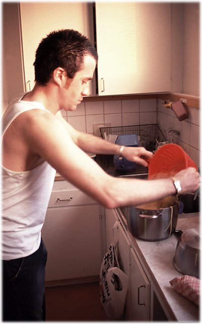 Julian_cocking_pasta-l