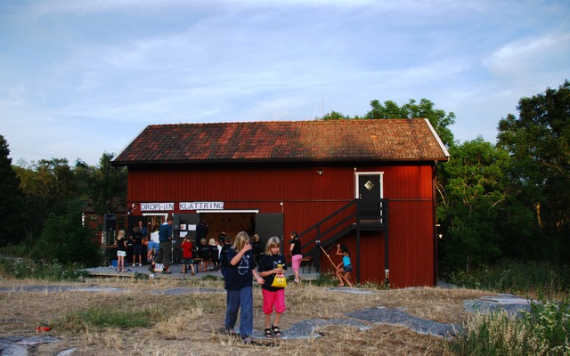 Drop-in climbing wall